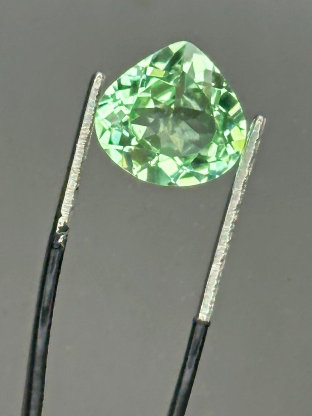 DAZZLING Certified Spring Green Sapphire